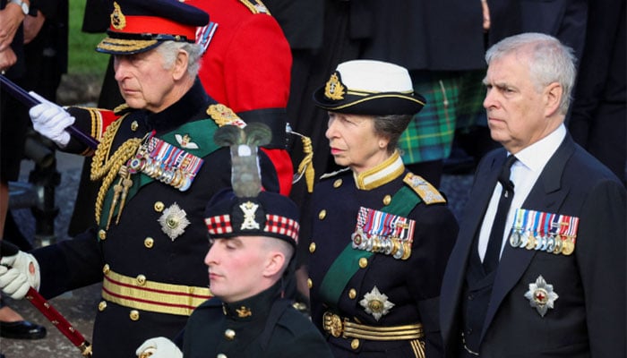 Prince Andrew dishonored as he walks behind Queen’s coffin: ‘you´re a sick old man!’