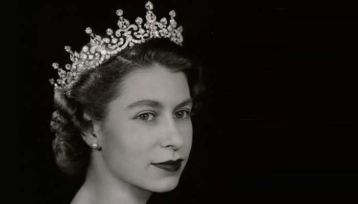 Winderig Manie Boost Queen Elizabeth to be buried with her wedding ring and a pair of pearl  earrings, expert
