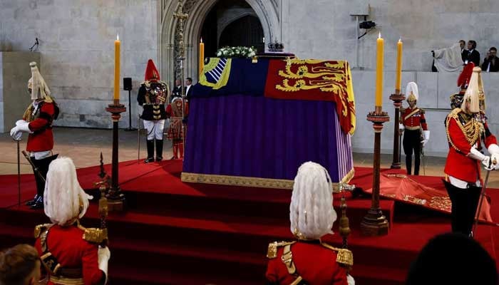 Ribuan pelayat memberikan penghormatan kepada Ratu Elizabeth II di Westminster Hall