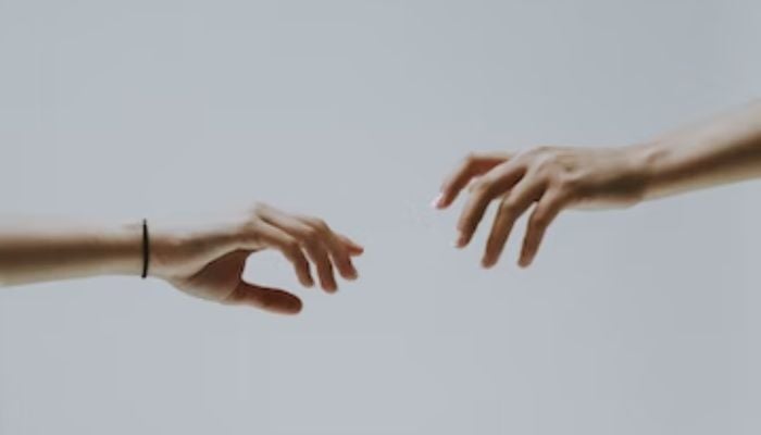 Gambar menunjukkan tangan dan lengan dua orang.  - Hapus percikan