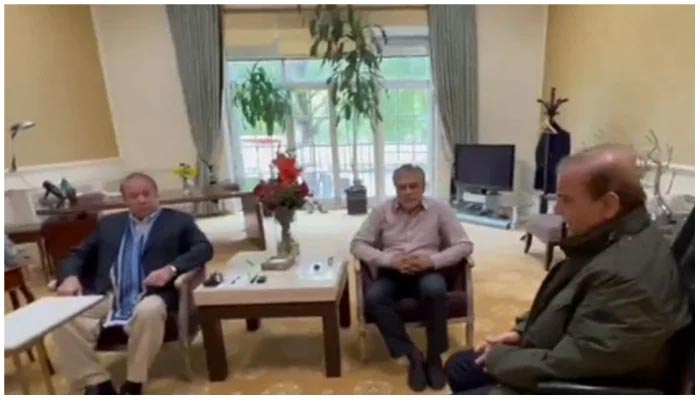 (L to R) PML-N Supremo Nawaz Sharif, senior party leader Ishaq Dar, and Prime Minister Shehbaz Sharif seated during a meeting in London, United Kingdom. — Screengrab via YouTube/ Geo News Live