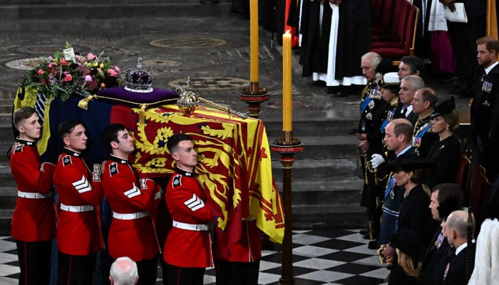 The Bearer Party of The Queen´s Company, 1st Battalion Grenadier Guards carries the coffin of Queen Elizabeth II-AFP