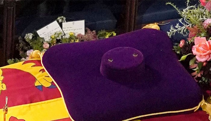 William, Kate show their love for Queen with handwritten notes on coffin