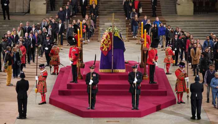 How many people viewed Queen’s coffin at lying-in-state?