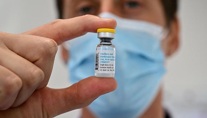 Seorang dokter berpose dengan botol vaksin cacar monyet di Center gratuit dinformation, de dÃ©pistage et de diagnostic (CeGIDD) di Montpellier, Prancis selatan pada 23 Agustus 2022. — AFP/File