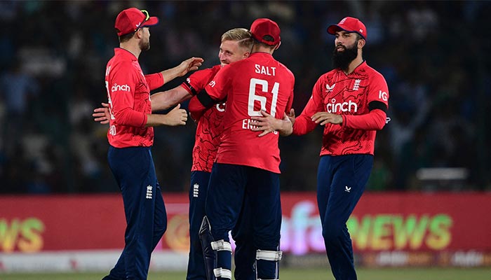 England´s Luke Wood (2L) celebrates with teammates after taking the wicket of Pakistan´s Mohammad Nawaz (not pictured) during the first Twenty20 international cricket match between Pakistan and England at the National Cricket Stadium in Karachi on September 20, 2022. — AFP