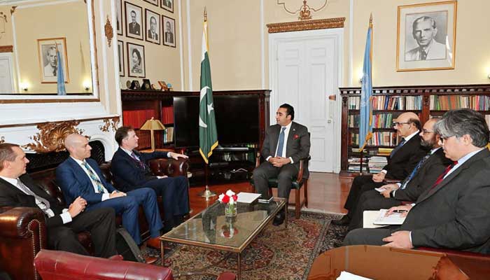 Menteri Luar Negeri Bilawal Bhutto Zardari (c) bertemu dengan Presiden Urusan Global di Meta, Nick Clegg (Ketiga dari kiri).  Foto: Radio Pakistan.