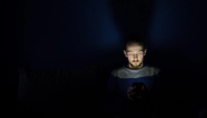 Persona che usa il telefono di notte.  — Pixabay