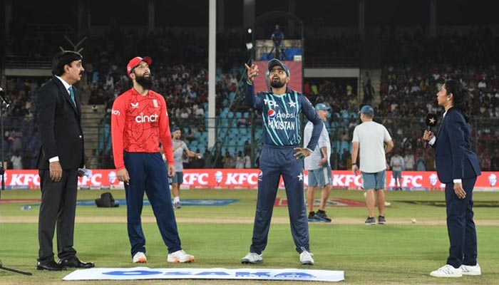 England captain Moeen Ali and his Pakistan counterpart Babar Azam stand for the toss at the National Stadium Karachi in the second T20 international on September 22, 2022. — PCB