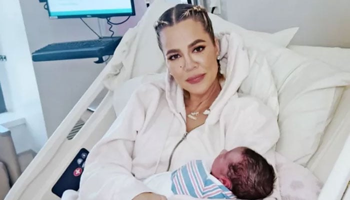 Khloe Kardashian criticada por posar con su hijo recién nacido en la cama del hospital