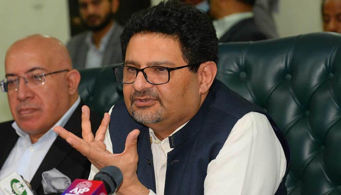 Former federal minister for finance and revenue Miftah Ismail addressing a press conference at Lahore Chamber of Commerce (LCC). — APP/File