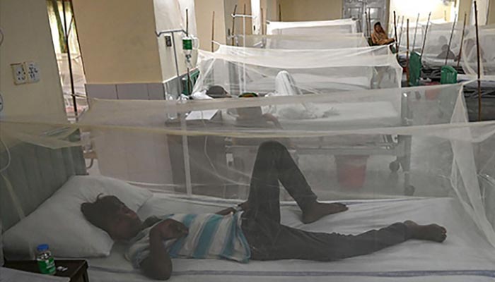 Un malato di dengue riposa su un letto d'ospedale a Lahore.  — File AFP
