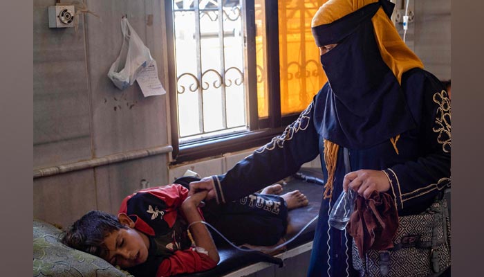 Un bambino affetto da colera riceve cure presso l'ospedale Al-Kasrah nella provincia siriana orientale di Deir Ezzor, il 17 2022, colpito dall'utilizzo di acqua contaminata dal fiume Eufrate, una delle principali fonti sia per bere che per l'irrigazione.  — File AFP