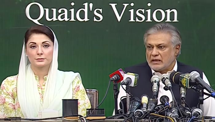 PML-N Vice President Maryam Nawaz (L) and Finance Minister Ishaq Dar addressing a press conference in Lahore on October 1, 2022. — YouTube screengrab/PTV News Live
