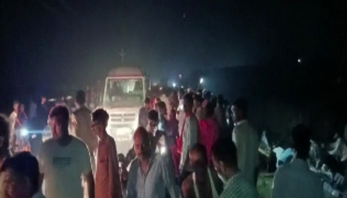 India road accident kills  27 Hindu pilgrims. Twitter