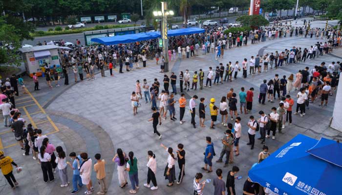 This file photo taken on July 31, 2022 shows residents queueing to undergo nucleic acid tests for the Covid-19 coronavirus at a swab collection site in Guangzhou, in China´s southern Guangdong province. Photo: AFP