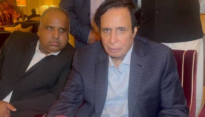 Punjab Chief Minister Chaudhry Pervaiz Elahi interacts with journalists in London. Photo: author
