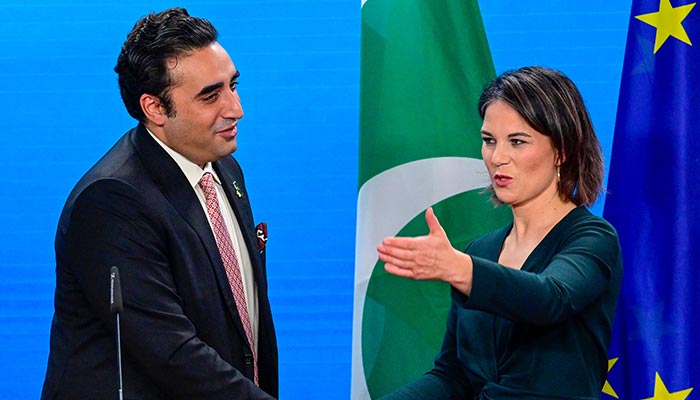 German Foreign Minister Annalena Baerbock (R) and Pakistans Foreign Minister Bilawal Bhutto Zardari shake hands after the joint press conference following a meeting in the Foreign Office in Berlin, Germany, on October 7, 2022. — AFP