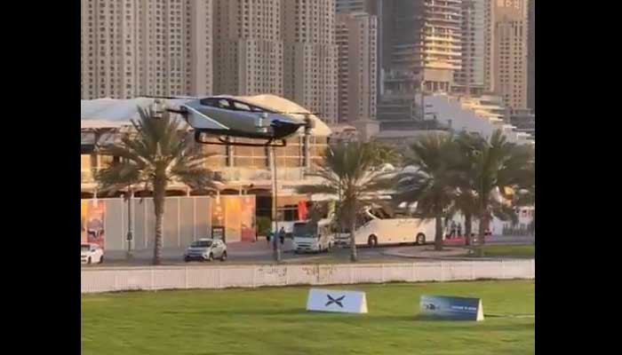 Mobil terbang lepas landas di Dubai