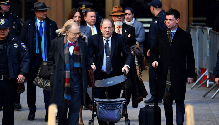 Harvey Weinstein ditahan dalam kondisi ‘abad pertengahan’ di depan pengadilan: pengacara