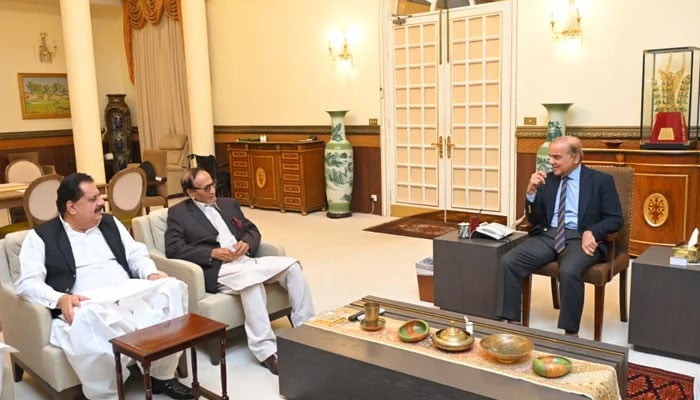 PML-Q leader Chaudhry Shujaat Hussain (second left) gestures during a meeting with Prime Minister Shehbaz Sharif (right) at PM House on October 12, 2022. — PM Office