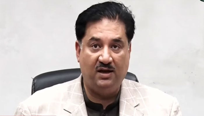 Energy Minister Khurram Dastagir Khan addresses a press conference on the countrywide power breakdown. — Screengrab/Hum News