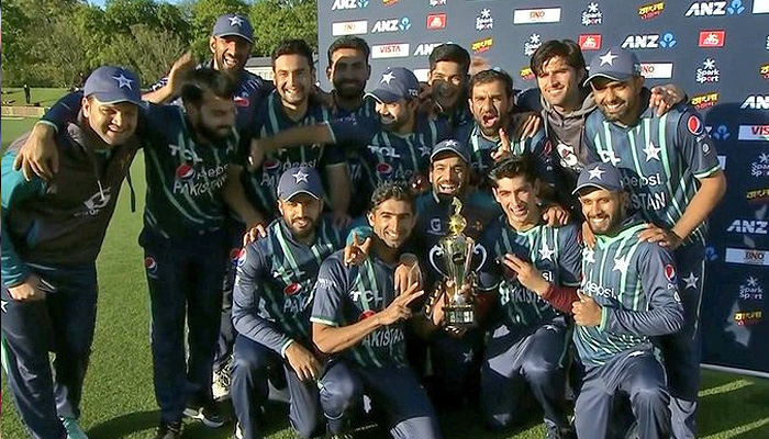 Pakistan players pose with the trophy. Couretsy Twitter