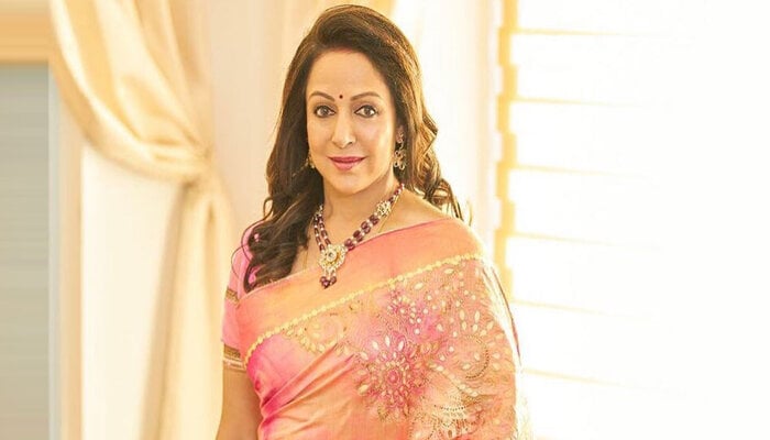 Hema Malini contributed a lot in the film industry with film: Sholay, Baghban, Sapno ka Saudagar and more