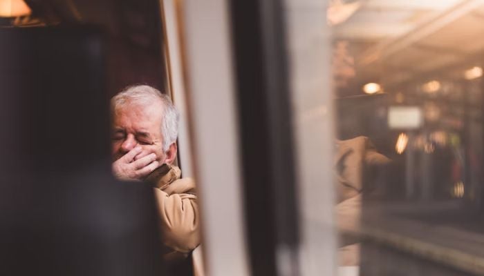 Un vecchio che fa un pisolino sull'autobus ad Amersfoort, in Olanda.  — Spruzza