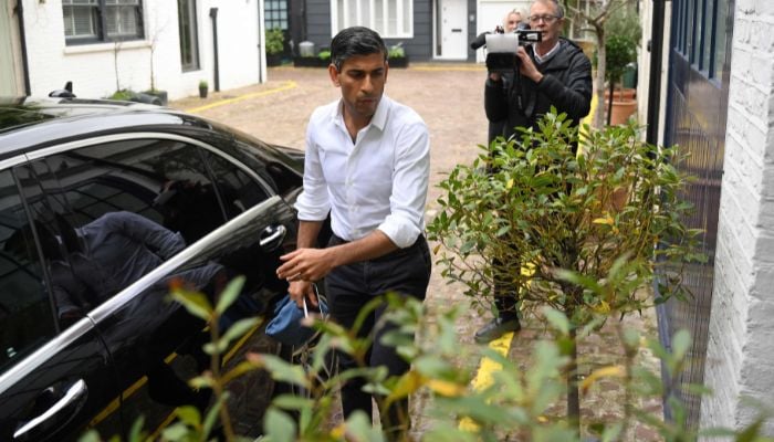 Britain´s former Chancellor of the Exchequer, Conservative MP, Rishi Sunak arrives back at his home in London on October 22, 2022.— AFP
