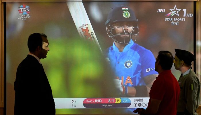 Members of hotel staff watch the ICC men´s Twenty20 World Cup 2022 cricket match between India and Pakistan in Melbourne, on a screen in Amritsar on October 23, 2022.— AFP