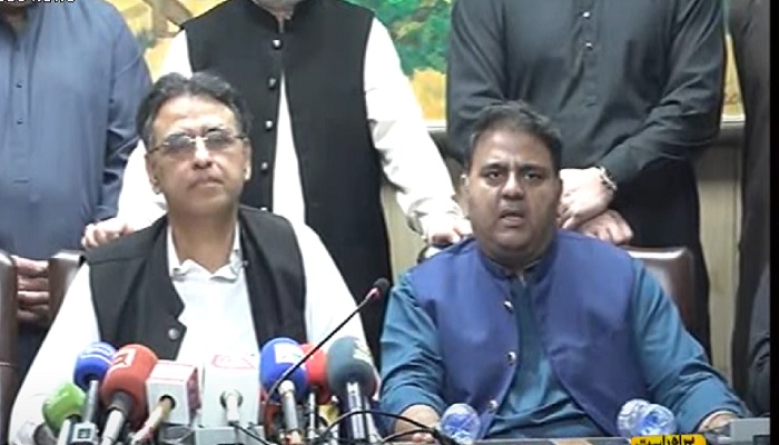 PTI leaders Fawad Chaudhry and Asad Umar hold a presser on October 28, 2022.