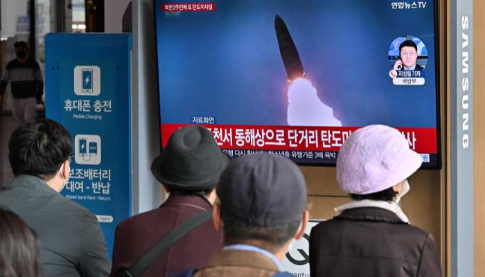 People watch a television screen showing a news broadcast with file footage of a North Korean missile test, at a railway station in Seoul on October 28, 2022, after North Korea fired two short-range ballistic missiles according to South Korea´s military.— AFP
