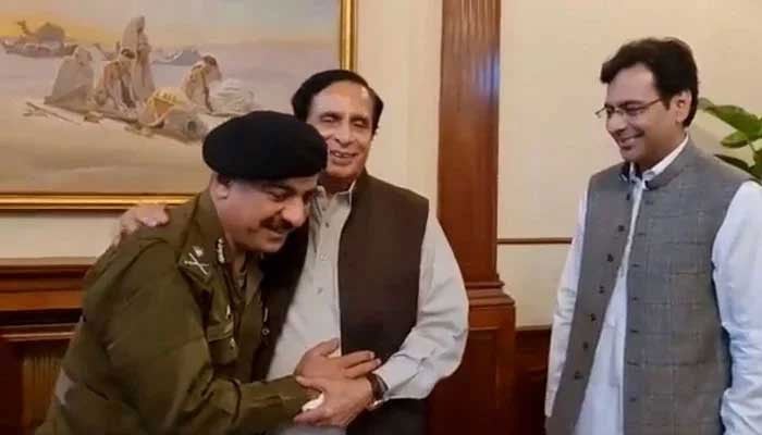(From left to right) Lahore CCPO Ghulam Dogar, Chief Minister of Punjab Chaudhry Pervaiz Elahi, and former federal minister Moonis Elahi. — Screengrab
