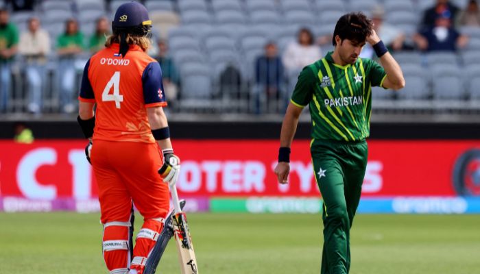 Pakistan´s Mohammad Wasim walks past Netherlands´ Max O´Dowd (L) to bowl during the ICC men´s Twenty20 World Cup 2022 cricket match between Pakistan and Netherlands at the Perth Stadium on October 30, 2022 in Perth.— AFP