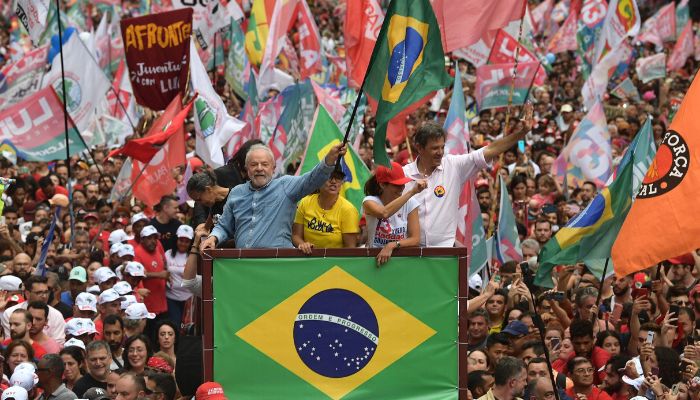 Brazilian former President (2003-2010) and candidate for the leftist Workers Party (PT) Luiz Inacio Lula da Silva waves a national flag during a campaign rally in Sao Paulo, Brazil, on October 29, 2022.— AFP