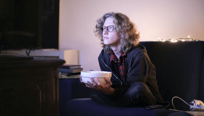 Un giovane che guarda un film.— Pexels