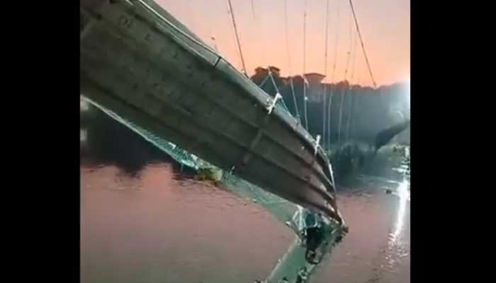 As many as 30 people were killed when a bridge collapsed in India— Twitter/@TobiAyodele/screengrab