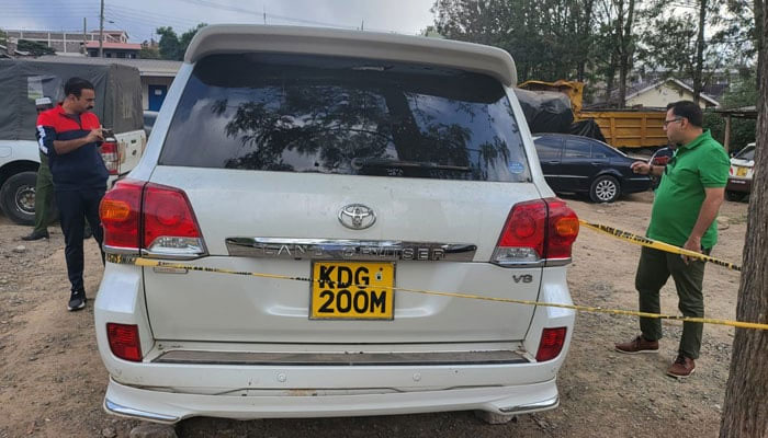 Pakistani investigators examine the car in which senior journalist Arshad Sharif was killed in a shooting near Kenyas capital Nairobi. —Jang/Geo Exclusive.