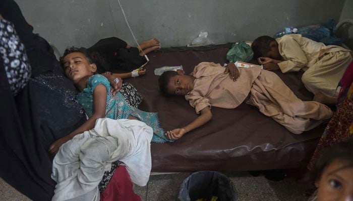 In questa foto scattata il 27 settembre 2022, i bambini di sfollati interni colpiti dalle inondazioni vengono curati in un ospedale di Johi, distretto di Dadu, provincia del Sindh.  — File AFP