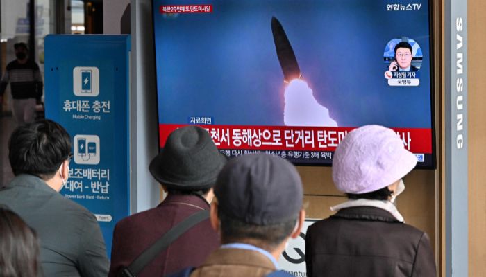 People watch a television screen showing a news broadcast with file footage of a North Korean missile test, at a railway station in Seoul on October 28, 2022, after North Korea fired two short-range ballistic missiles according to South Korea´s military.— AFP