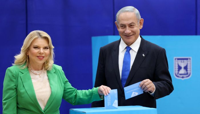Likud chairman Benjamin Netanyahu (R) and his wife Sara cast their ballot at a polling station in Jerusalem in the country´s fifth election in less than four years on November 1, 2022.— AFP