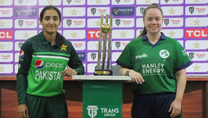Pakistan skipper Bismah Maroof (L) and her Ireland counterpart Laura Delany. — Twitter/@TheRealPCB