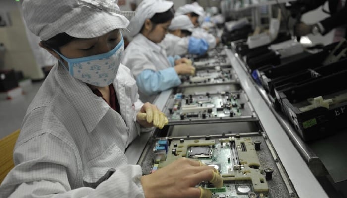 Il gigante della tecnologia taiwanese Foxconn impiega centinaia di migliaia di lavoratori cinesi che assemblano iPhone e altri dispositivi elettronici di fascia alta.  — AFP