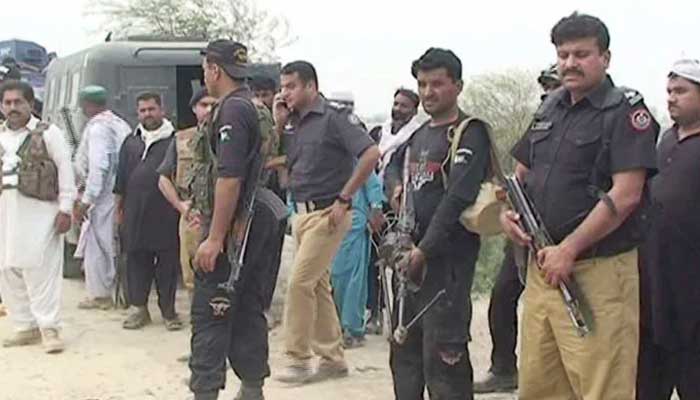 Policemen taking part in an operation against Nawab Jagirani gang in katcha area of Kashmore. — Geo News screengrab/file