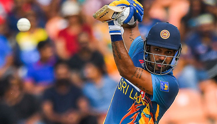 Sri Lanka'dan Danushka Gunathilaka, 14 Haziran 2022'de Kandy'deki Pallekele Uluslararası Kriket Stadyumu'nda Sri Lanka ve Avustralya arasındaki ilk bir günlük uluslararası (ODI) kriket maçında şut oynuyor. — AFP/File