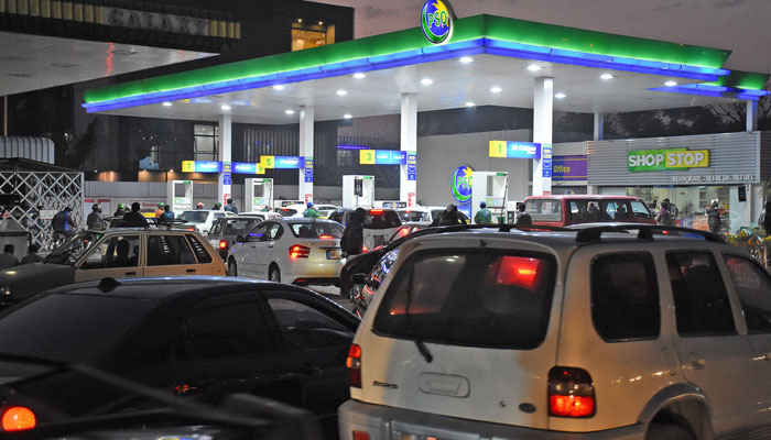 A representational image of cars waiting in queues to fill tanks at the petrol pump. — Online/File