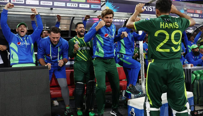 Pakistan Kriket Takımı, T20 Dünya Kupası'nın son maçına ulaşmak için Yeni Zelanda'yı yedi kapılı bir zaferle mahvettikten sonra seviniyor.  - ICC