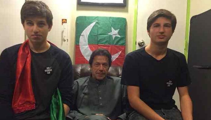 PTI Başkanı Imran Khan (ortada) oğulları ile birlikte resmedilmiştir.  — Twitter/Dosya
