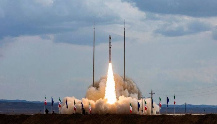 Geçen hafta İran, uyduları yörüngeye yerleştirebilecek ilk üç aşamalı uzay fırlatma aracı olan Ghaem-100'ü test ettiğini söyledi.— AFP